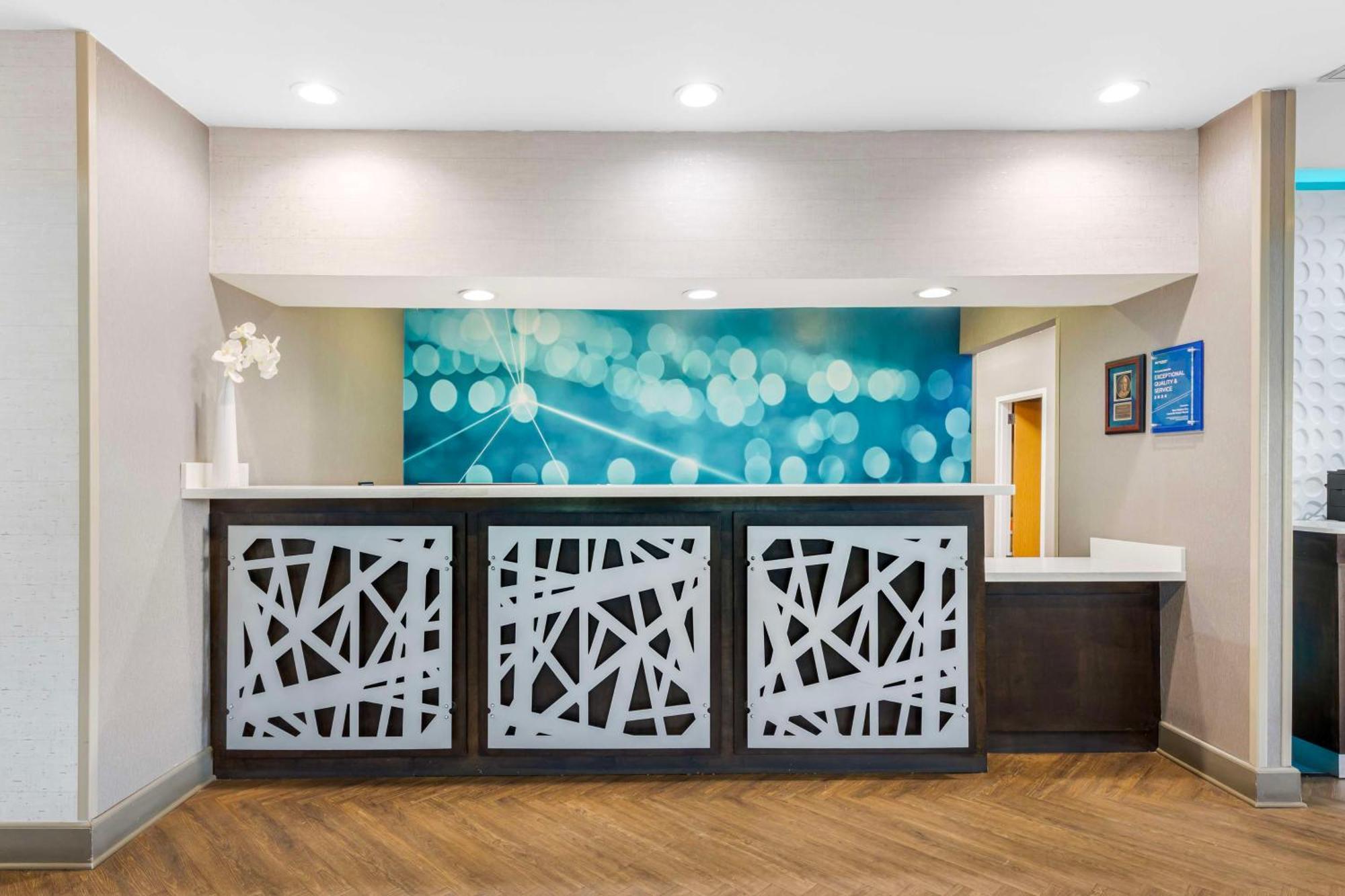 Best Western Plus Lewisville Flower Mound Exterior photo
